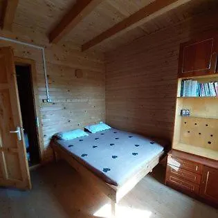 Flora בית הארחה קוסטינסטי