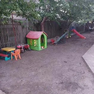 בית הארחה Flora קוסטינסטי