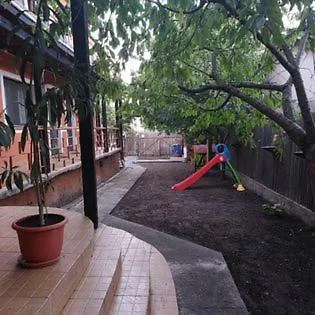 בית הארחה Flora קוסטינסטי